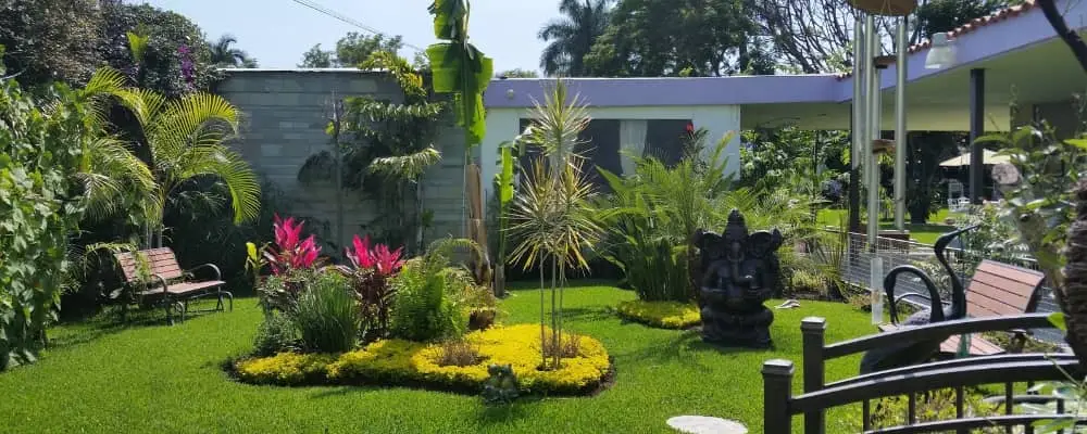 Jardín de la clínica del Centro Ayurveda en Cuernavaca